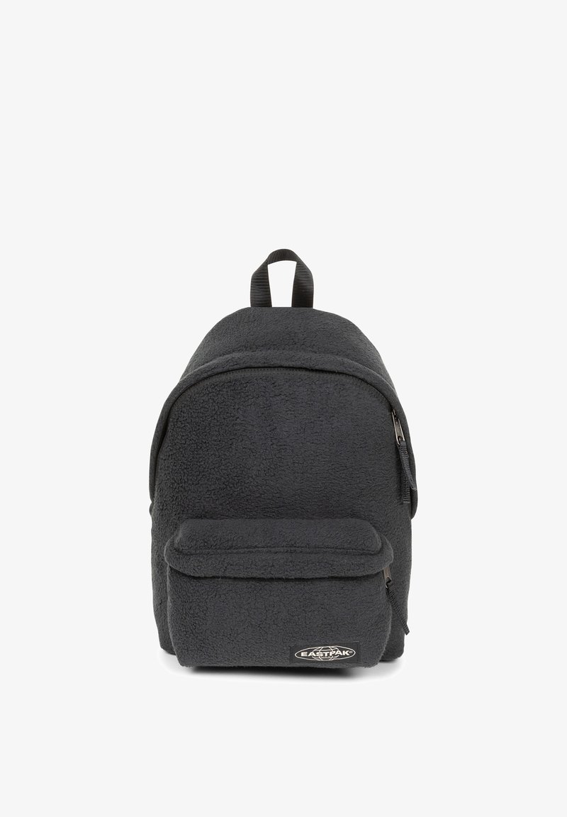 Mochila gris oscuro de forro polar con cierre de cremallera superior y bolsillo frontal con cremallera. Cuenta con un asa superior y correas de hombro ajustables.