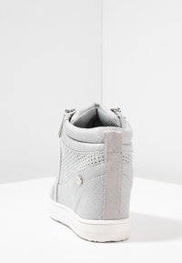Grauer High-Top-Sneaker austexturiertem Material mit perforierten Akzenten und einem hinteren Tab. Weiße Gummisohle und seitlicher Reißverschluss.
