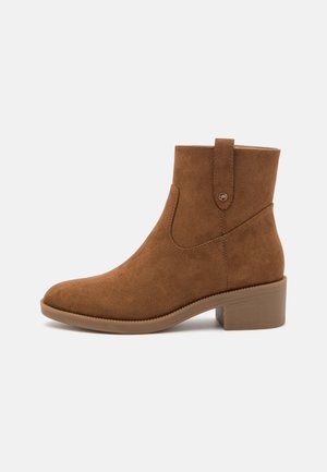 Classic ankle boots - cognac