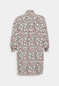 Vestido camisa floral com bainha em curva, apresentando padrões de flores em rosa, branco e verde sobre um fundo azul marinho. Mangas longas bufantes e colarinho alto.