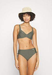 Olivengrønn bikini-sett med formet bh-top og høytlivsbunn med justerbare sidesnører. Myk, glatts overflate med matt finish.