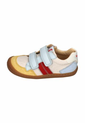 Flacher Sneaker mit gelber Spitze, rotem Seitenstreifen, hellblauen doppelten Klettverschlüssen, beigefarbener Sohle und beigem Innenfutter.