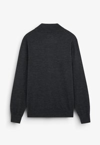 Pulover gri închis cu mâneci lungi, guler și mansete și tiv cu nervuri. Fabricat din material moale cu o textură netedă.