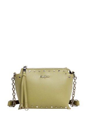 Zielona torebka z eko skóry z ozdobnymi srebrnymi ćwiekami, łańcuszkiem jako paskiem, zapięciem na suwak oraz ozdobnym chwostem. Z przodu znajduje się logo. Kompaktowy design.