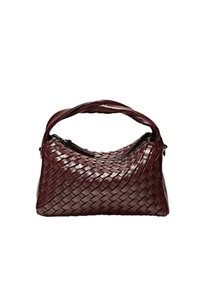 Borsa a mano in pelle intrecciata color bordeaux con forma strutturata, manico corto e chiusura con zip. Design strutturato con motivo a intreccio incrociato.