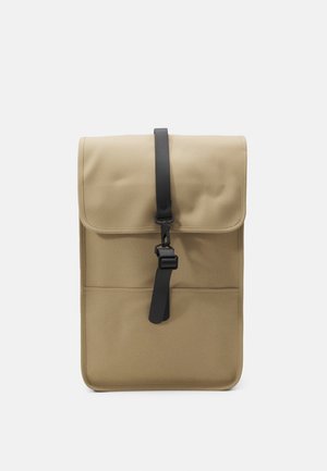 Beige ryggsekk laget av vannavvisende materiale med brett-over topp, svart strokkclosure og frontlomme. Enkel design med subtil tekstur.