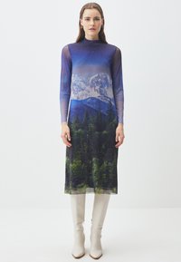 Abito a maniche lunghe realizzato in tessuto trasparente, caratterizzato da una stampa paesaggistica di montagne e alberi in tonalità di blu e verde, con un design a colletto alto.