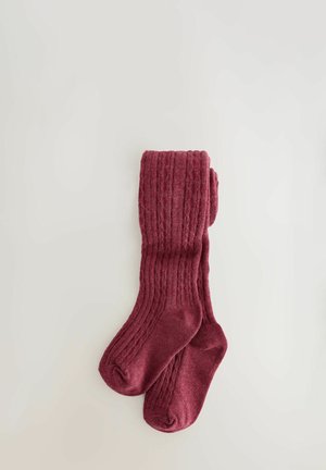 Gefaltetes Paar kastanienbrauner gestrickter kniehoher Socken mit Zopfmuster auf einer hellen Oberfläche.