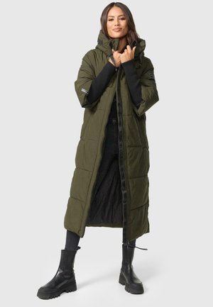 Olijfgroene, lange pufferjas met een capuchon, voorzien van een ritssluiting aan de voorkant, gequilt textuur en contrasterende zwarte binnenvoering. Draag het over een zwarte outfit.