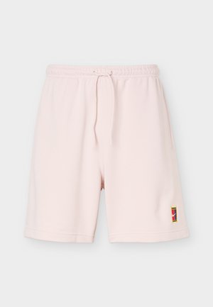Pantalones cortos casuales de color rosa claro con cinturilla elástica, cordón ajustable, bolsillos laterales y un pequeño parche rectangular con el logo de Nike en la pierna izquierda.
