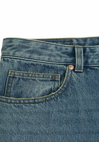 Jeansabteilung aus Denim mit verwaschener blauer Farbe. Mit einem gesteppten Bund, einer kleinen Fronttasche und einem Kupferknopfdetail.