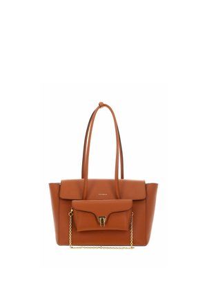 Sac cabas en cuir marron avec longues anses, poche à rabat avant avec fermoir doré et petit détail de chaîne attaché.