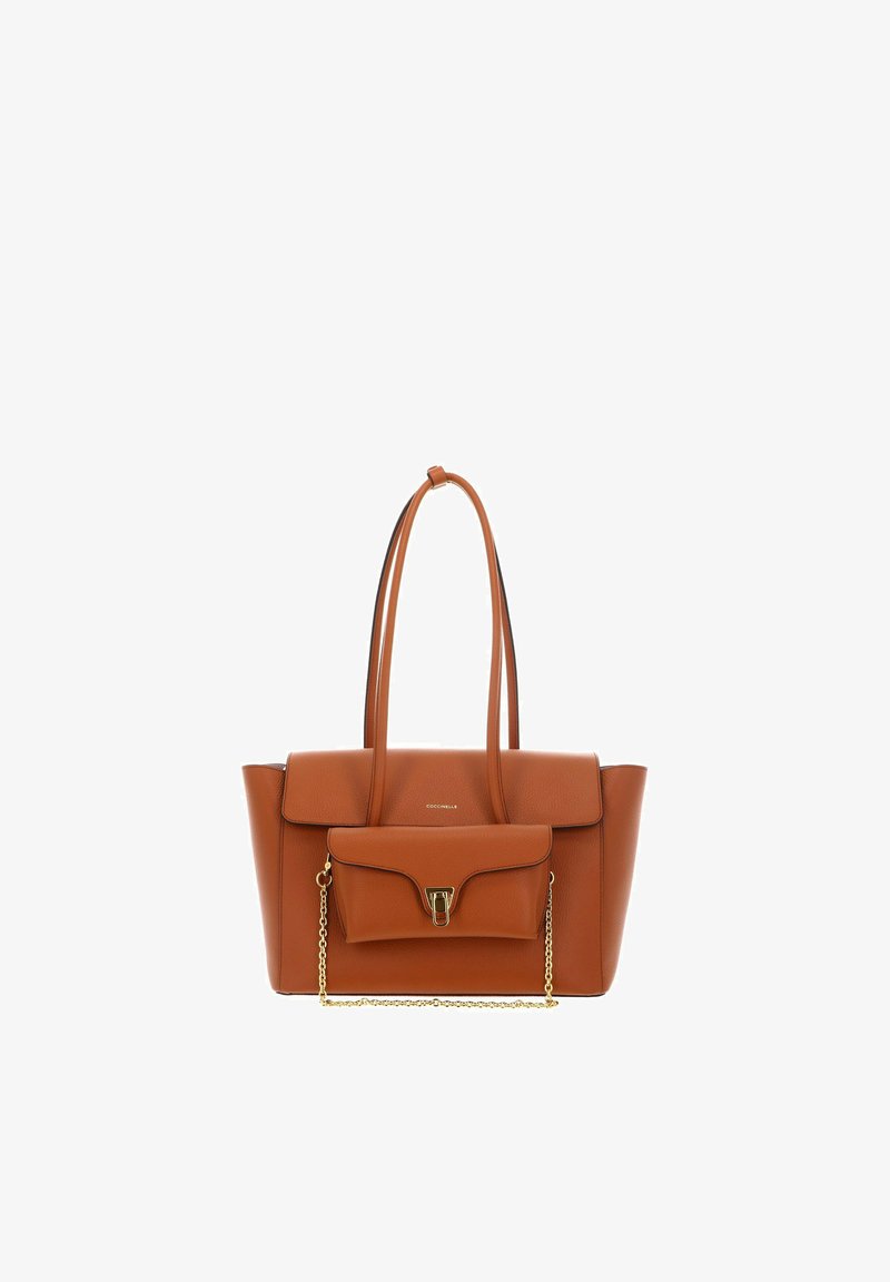 Sac cabas en cuir marron avec longues anses, poche à rabat avant avec fermoir doré et petit détail de chaîne attaché.