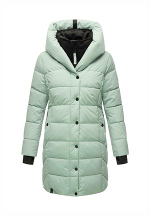 Miętowa, pikowana kurtka z dużym kapturem, czarną podszewką, zapięciem na guziki i prążkowanymi czarnymi mankietami; ma pikowany wzór dla zapewnienia izolacji.