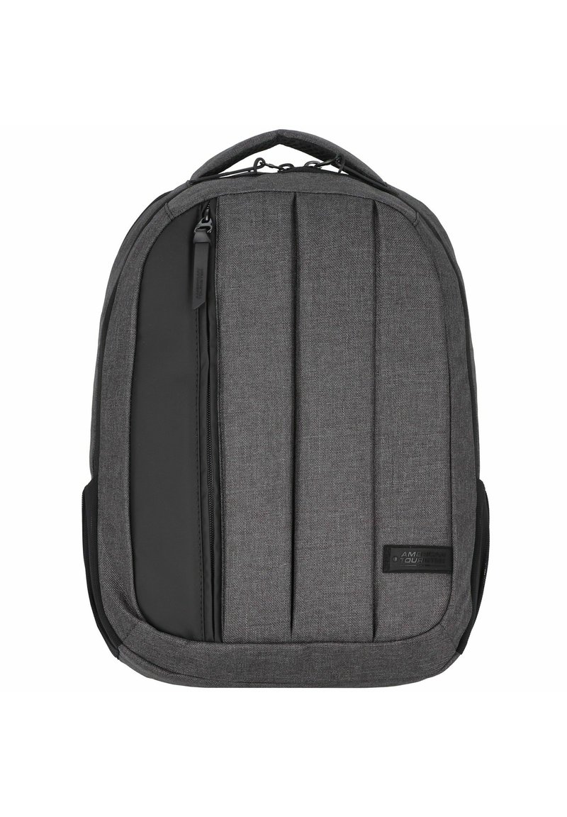 Mochila de tela gris con un panel frontal negro liso, que presenta costuras verticales, un asa superior y un bolsillo con cremallera lateral.