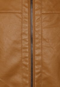 Brązowa skórzana kurtka z centralnym zamkiem błyskawicznym, dwoma poziomymi kieszeniami oraz gładką fakturą z delikatnymi detalami przeszyć.