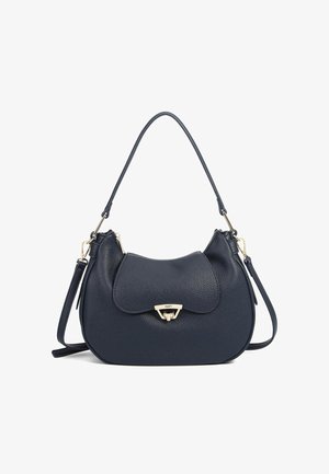 Borsa a tracolla in pelle blu navy con forma curva, finitura testurizzata, chiusura a patella e dettagli in hardware dorato. Spallaccio regolabile incluso.