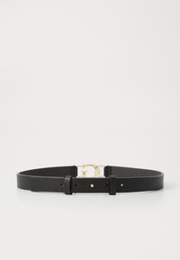Curea din piele neagră cu cataramă dublă G din metal cu finisaj auriu și gauri ajustabile, așezată plat pe o suprafață albă.