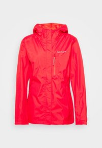 Veste imperméable rouge avec capuche, manches longues et poche poitrine zippée. Présente une texture lisse et un motif à fines rayures verticales.