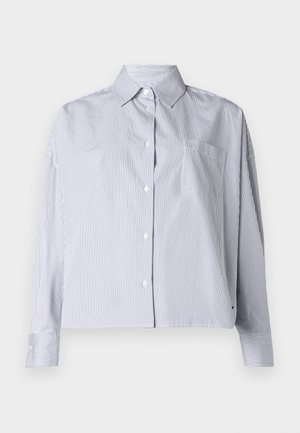 Camisa de botões riscada em azul e branco, feita de tecido leve, com um colarinho, bolso no peito e mangas longas com punhos de botão.