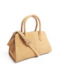 Tan suède handtas met een gestructureerd ontwerp. Beschikt over twee bovenhandvaten, een afneembare schouderriem en minimale stikdetails.