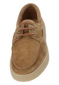 Brune ruskindssko med rund tå og olivengrøn gummisål. Har brune snørebånd og kontrastsyede detaljer.