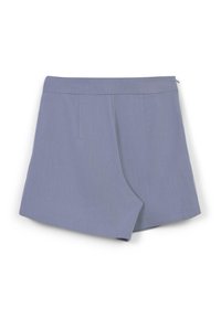 Shorts da donna asimmetrici di colore blu chiaro con una cintura larga e dettagli di cucitura discreti su uno sfondo bianco.