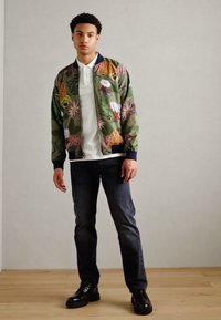 Scotch & Soda PRINTED REVERSIBLE JACKET - Chaquetas bomber - navy blue/multi-colour