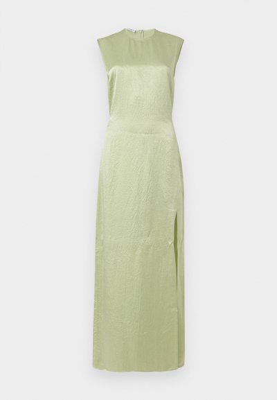 Αμάνικο μακρύ φόρεμα από σατέν σε ανοιχτό πράσινο χρώμα με ψηλό λαιμόκοψη και πλαϊνή σχισμή, με λεπτή υφή και εφαρμοστή μέση.