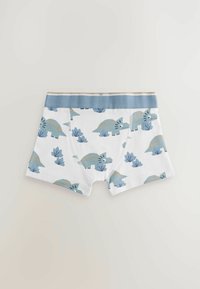 Vita bomullshorts med blå dinosaurmönster i orange och mörkblå accenter, och ett ljusblått elastiskt midjeband.