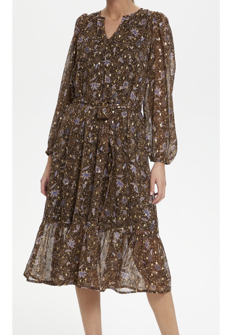 Robe florale brune à manches longues bouffantes, col en V, taille cintrée et jupe à volants ; présente des accents bleus et dorés dans le motif.