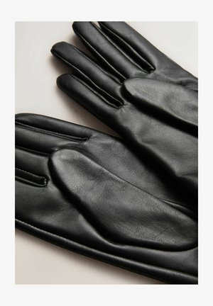 Mustad nahast kindad, millel on sile tekstuur, neljakordne disain ja õmbluse detailid käe tagaküljel.