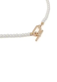 Naszyjnik perłowy z zapięciem z metalu w odcieniu złota o prostokątnym kształcie oraz zapięciem na przełamanie, składający się z jednolitych, błyszczących białych pereł.