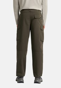 Pantalons cargo en tissu vert foncé, dotés de plusieurs poches latérales, d'une coupe droite, de poignets élastiques et d'une étiquette au dos.