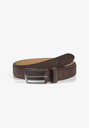 Ceinture en daim brun foncé avec une boucle rectangulaire en argent poli, roulée à plat sur un fond blanc.