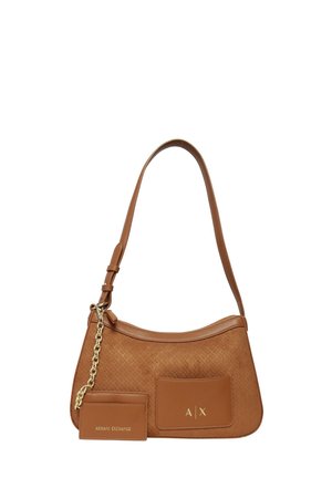 Borsa a tracolla in pelle marrone Armani Exchange con tracolla regolabile, dettaglio catena dorata, tasca frontale e portacarte brandizzato attaccato.
