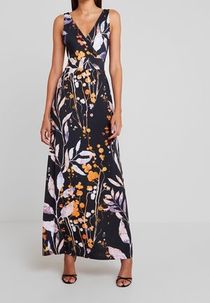 Mouwloze zwarte maxi-jurk met V-hals en aangesloten taille, voorzien van een kleurrijk bloemenpatroon in oranje, wit en paarse tinten.
