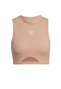 Brzoskwiniowy prążkowany crop top z okrągłym dekoltem, z wycięciem na dole i białym logo Adidasa z przodu.