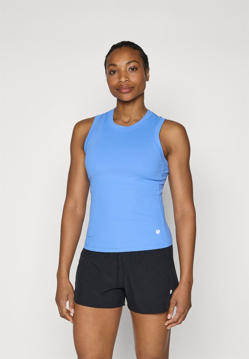 Blauw mouwloos sporttop met een ronde halslijn, strak ontwerp, gladde textuur, gecombineerd met zwarte shorts met een elastische tailleband.