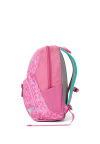 Roze rugzak met een textuurdesign met kleine hartjespatronen, grijze mesh-accenten en teal ritsdetails. Zijvak zichtbaar.