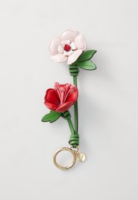Kwietny brelok z różowym i czerwonym kwiatem, wykonany ze skóry, z zielonymi łodygami i liśćmi, przymocowany do złotego pierścienia.