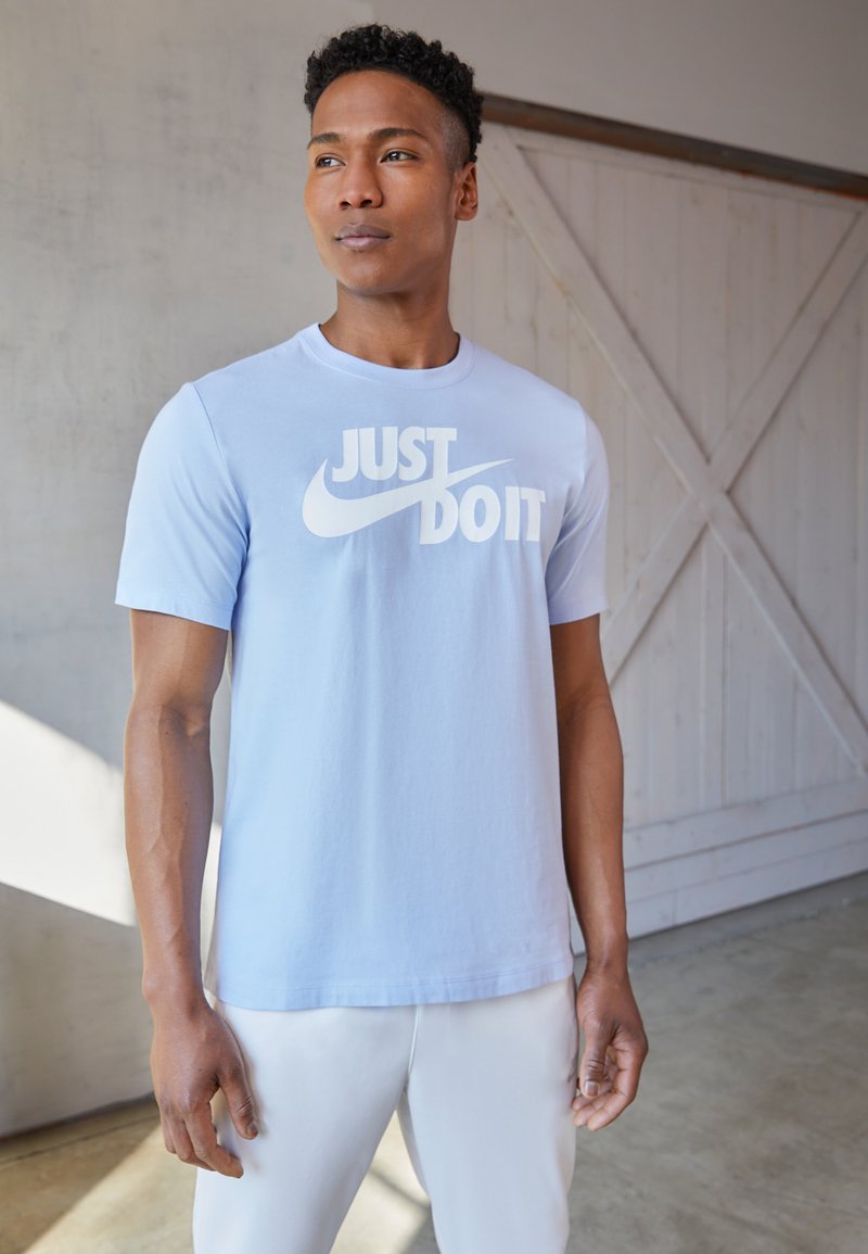Nike Sportswear TEE  - T-shirt estampada - light marine/white