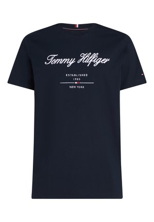 Tamnoplava majica kratkih rukava s natpisom "Tommy Hilfiger", tekstom "Established 1985 New York" i malim detaljima Tommy Hilfiger zastave.