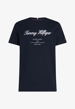 Tamnoplava majica kratkih rukava s natpisom "Tommy Hilfiger", tekstom "Established 1985 New York" i malim detaljima Tommy Hilfiger zastave.