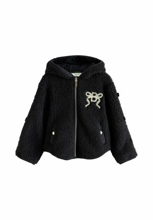 Chaqueta de forro polar negra con capucha, cremallera frontal, dos bolsillos con botones y un lazo blanco bordado con la letra B en el pecho.