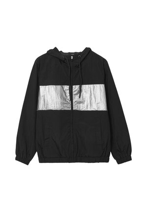 Giacca a vento nera con cappuccio, dotata di una striscia riflettente argento orizzontale sul petto e tasche frontali, polsini e orlo elastici, e chiusura a zip.
