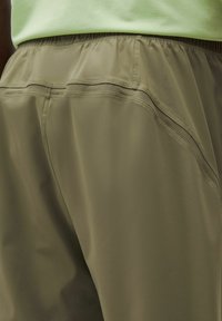 Leichte olivgrüne Shorts aus glattem Stoff, mit einem elastischen Bund, dezenten Nahtdetails und einer lockeren Passform.