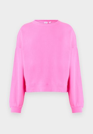 Sweatshirt rose vif à col rond avec des manches longues, des poignets côtelés et un ourlet légèrement court sur un fond gris clair.