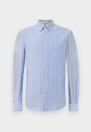 Chemise à manches longues boutonnée en coton bleu clair avec de fines rayures jaunes et une poche poitrine unique. Texture douce ; coupe régulière.