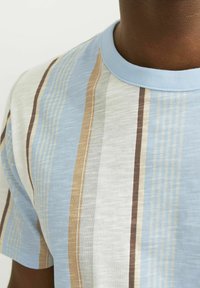 Jack & Jones PREMIUM ALL OVER RUNDHALS - T-shirt med print - dutch canal